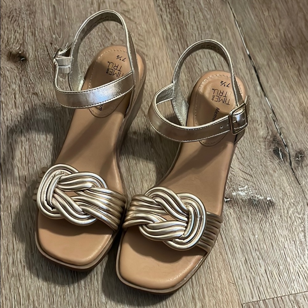 Time and Tru Women's Gold Sandals - Size 7.5 NWOT